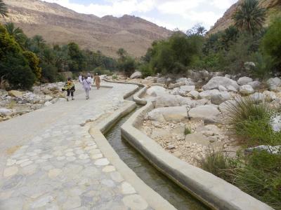 Wadi Bani Khaled - Allée pavée d'accès au site