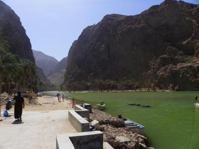 Cours d'eau à traverser en barque