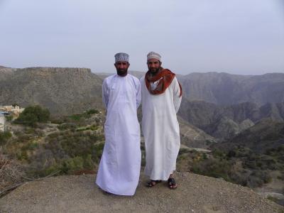 Omanais en dishdasha