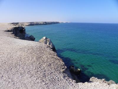 Falaise et mer turquoise