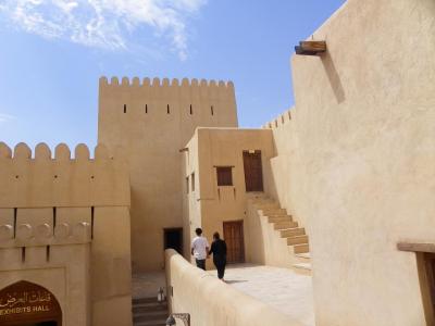 Par des ruelles, sur les toits ou les remparts ...