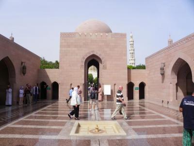 Patio et porte d'entrée dans l'enceinte sacrée